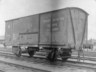 222807 Afbeelding van de gesloten goederenwagen U.S.A. 226586 van het Transportation Corps U.S. Army, in gebruik bij de N.S.